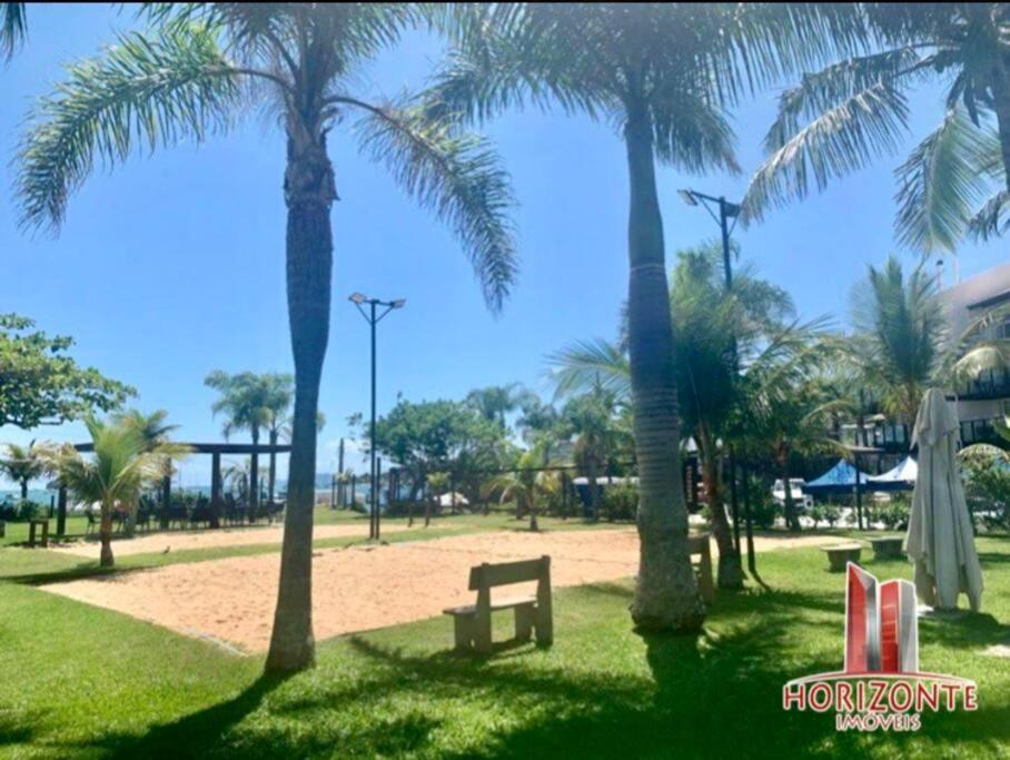 No Mar, Pe Na Areia *